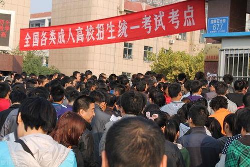 崇左成人高考排队视频,排队盛况一览